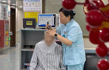 女子腫瘤近19cm，曾被醫院拒收，如今卻能自己踩電單車出門